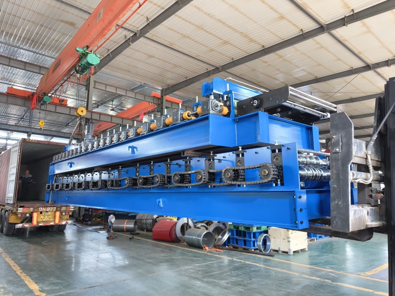 中拓冷彎裝箱發(fā)運如火如荼，細節(jié)把控詮釋對客戶的鄭重承諾，七箱設(shè)備同日啟程奔赴多國，裝箱環(huán)節(jié)彰顯責(zé)任擔(dān)當(dāng)